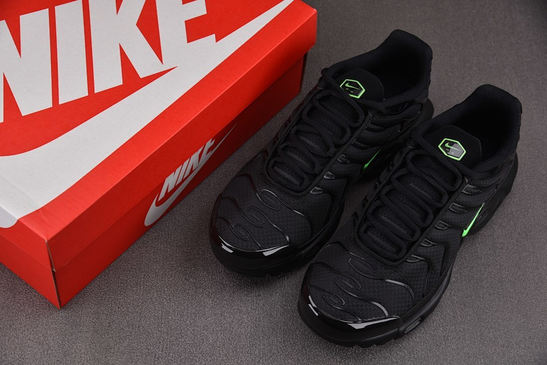 Nike Air Max Plus Black Green Strike - DM0032-024