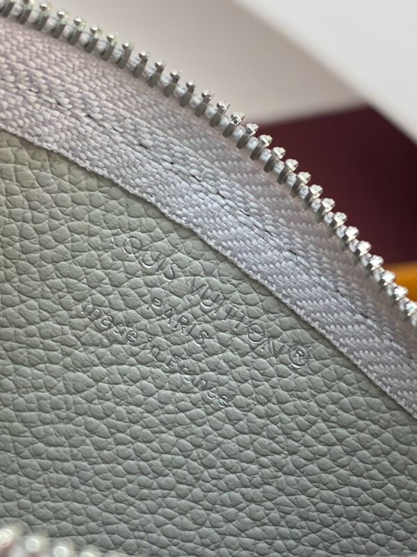 l0vis Vvtt0n key pouch bicolor monogram empreinte leather